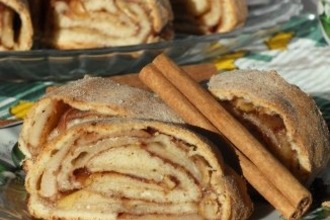 Рулет с яблоками