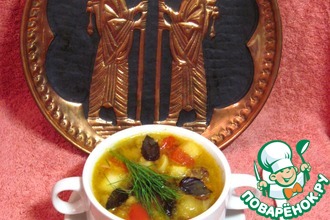Суп гороховый с яблоками, томатами и черносливом