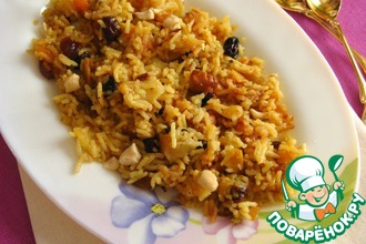 Пряный рис с яблоками и сухофруктами