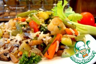 Смесь белого и дикого риса с овощами и грибами