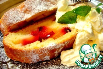 Творожный рулет с яблоками и сливой