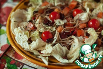 Салат с пекинской капустой, фасолью и гречневой лапшой