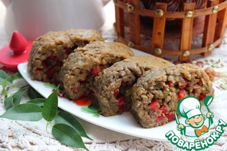 Рулет из чечевицы с корнишонами и перцем