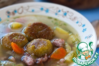 Суп с копчеными ребрышками и гороховыми фрикадельками