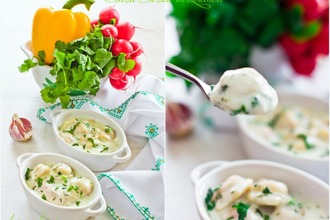 Запеченные пельмени с кефирным соусом