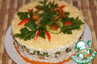 Салат из курицы с орехами и изюмом