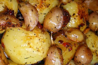 Запеченный острый картофель с чесноком