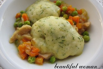 Курица в густом соусе с клeцками