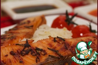 Стейк из семги на ложе из запеченных помидоров и рисовой лапши