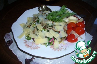 Салат с жареными грибами и пармезаном