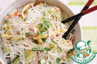 Рисовая лапша с крабовыми палочками и огурцом