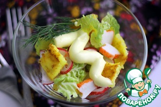 Салат с крабовыми палочками и сырным омлетом