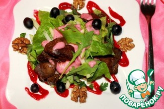 Теплый салат с куриной печенью фламбе и клюквенным соусом