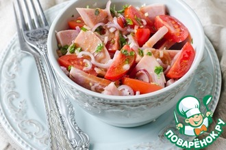 Салат с ветчиной, помидорами и луком
