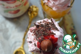 Персикосовый десерт со сливками и конфитюром