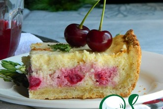 Пирог с начинкой из вишни и творога