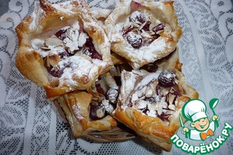 Ватрушки из слоеного теста с вишней