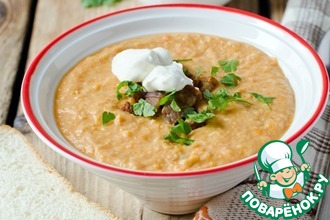 Фасолевый суп-пюре со сметаной и шкварками