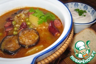 Щи с колбасками, баклажанами и горошком