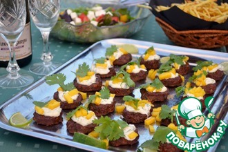Куриные котлетки с имбирем под соусом с кориандром и лаймом