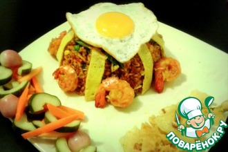 Жареный рис по-индонезийски с креветками и овощами в уксусе (Nasi goreng)