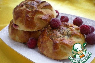 Булочки с творогом и вишнями