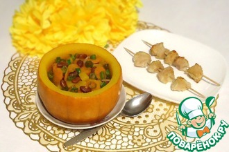 Суп из тыквы и фасоли с куриными шашлыками в луковом кляре