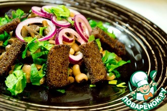 Салат с фасолью и бородинскими гренками