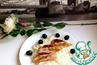 Жареная куриная грудка, фаршированная пореем и томатом