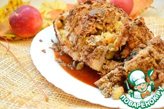 Рулет из свинины с яблоками и сухофруктами