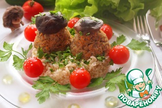Мясные грибочки на подушке из коричневого риса