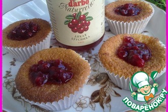 Миндальные корзиночки с брусничным соусом