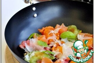 Вареники с картошкой, жареными грибами и слабосоленой рыбой