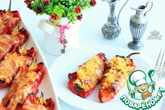 Перцы с курицей и сыром в беконе