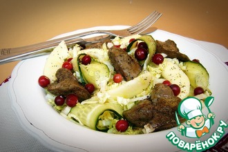 Салат из пекинской капусты с печенью и яблоками
