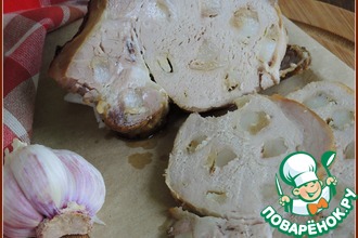 Буженина, шпигованная чесноком и салом