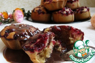 Кексы с брусникой и шоколадным соусом