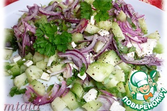 Огуречный салат с фетой и луком