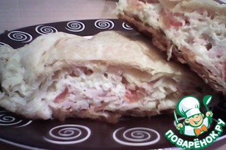 Слойка с колбасой, помидором, сыром и чесноком