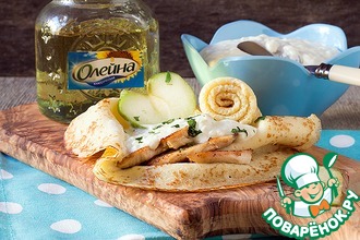 Блины с курицей, сливочным соусом и яблоком