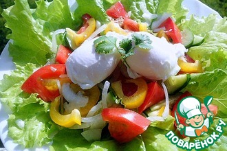 Салат с тунцом и яйцом пашот
