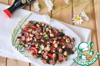 Теплый салат с беконом и шампиньонами
