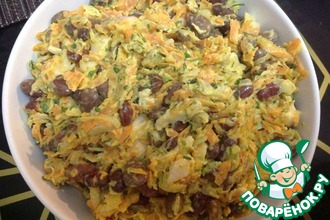 Салат с фасолью и копченой курицей