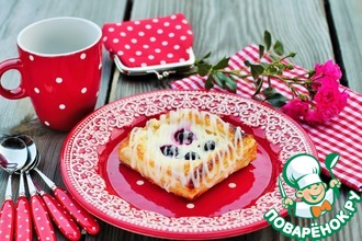 Слойки со смородиной и сливочным сыром