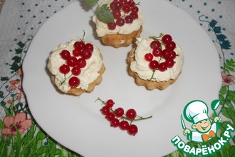 Слойки с творожным кремом и смородиной