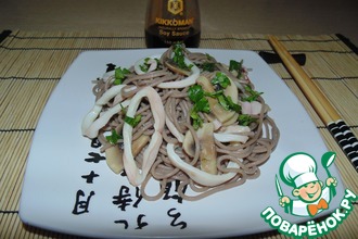 Гречневая лапша с кальмарами и шампиньонами