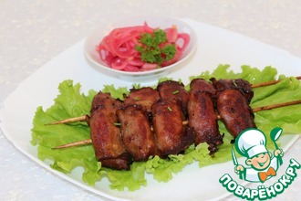 Шашлычки из куриной печени с маринованным луком по-японски