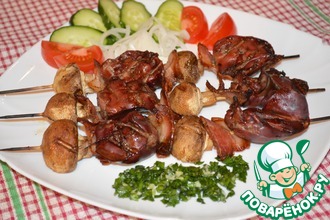 Шашлык из куриной печени с грибами и беконом