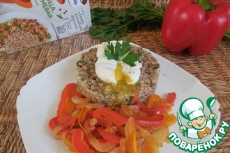 Салат из гречки с овощами и яйцом пашот