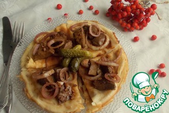 Печень с маринованным луком на блинах